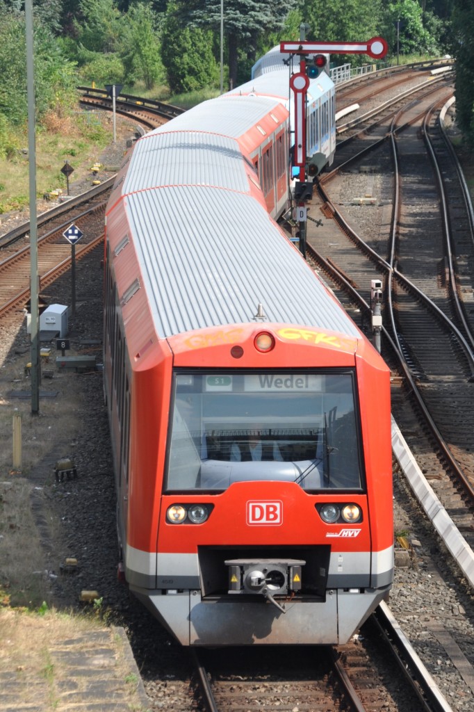 HAMBURG, 02.08.2014, S1 nach Wedel bei der Einfahrt in den S-Bahnhof Blankenese