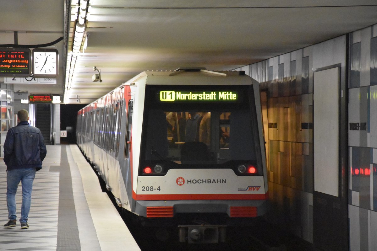 HAMBURG, 04.09.2016, U 1 nach Norderstedt Mitte im U-Bahnhof Wandsbek-Markt (Linie U 1)