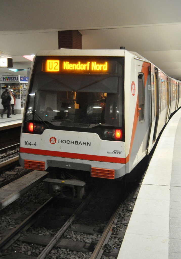 HAMBURG, 07.10.2013, U2 nach Niendorf Nord im U-Bahnhof Berliner Tor (Linien U 2, U 3 und U 4)