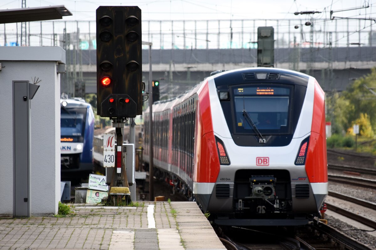 HAMBURG, 09.10.2020, Zug 490 044 als S3 nach Harburg bei der Ausfahrt aus dem S-Bahnhof Hamburg-Eidelstedt (gemeinsame Nutzung durch AKN und S-Bahn Hamburg)
