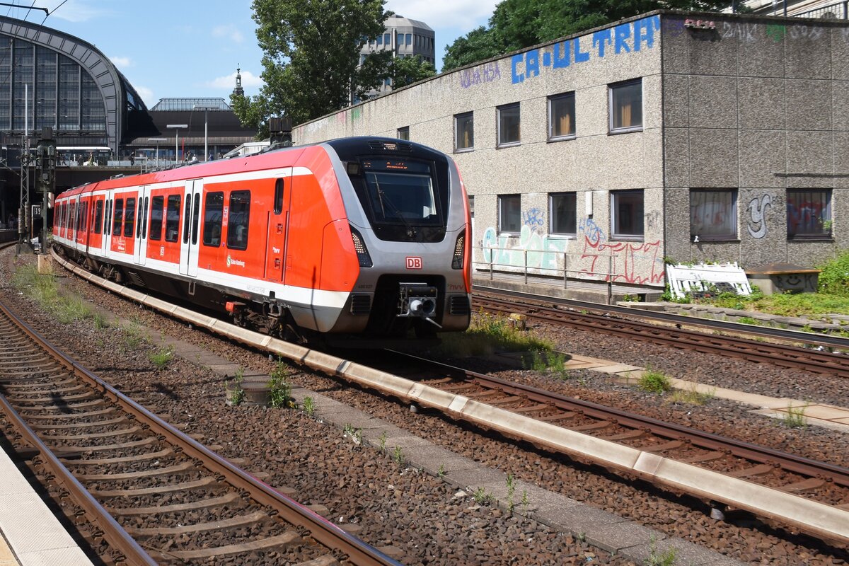 HAMBURG, 10.07.2021, S-Bahn-Zug 490 037 als S21 nach Aumühle bei der Ausfahrt aus Hamburg Hbf