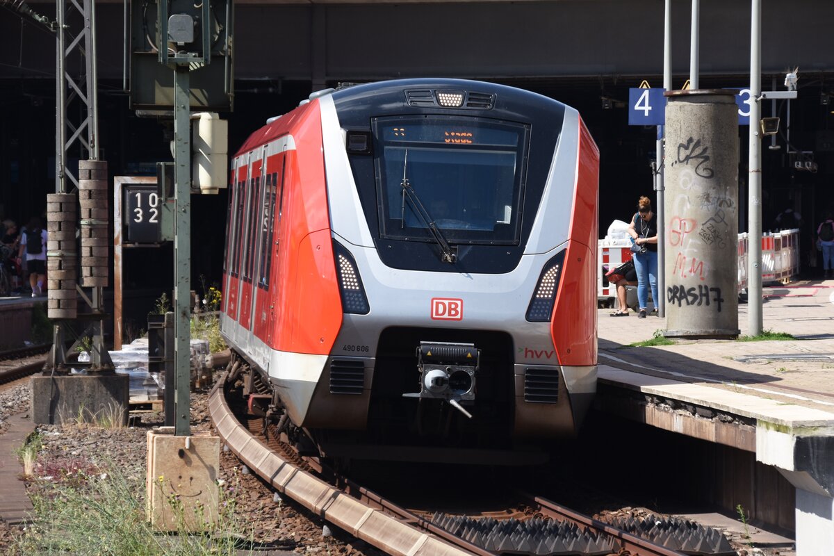 HAMBURG, 10.07.2021, S-Bahn-Zug 490 606 als S3 nach Stade bei der Ausfahrt aus Hamburg Hbf