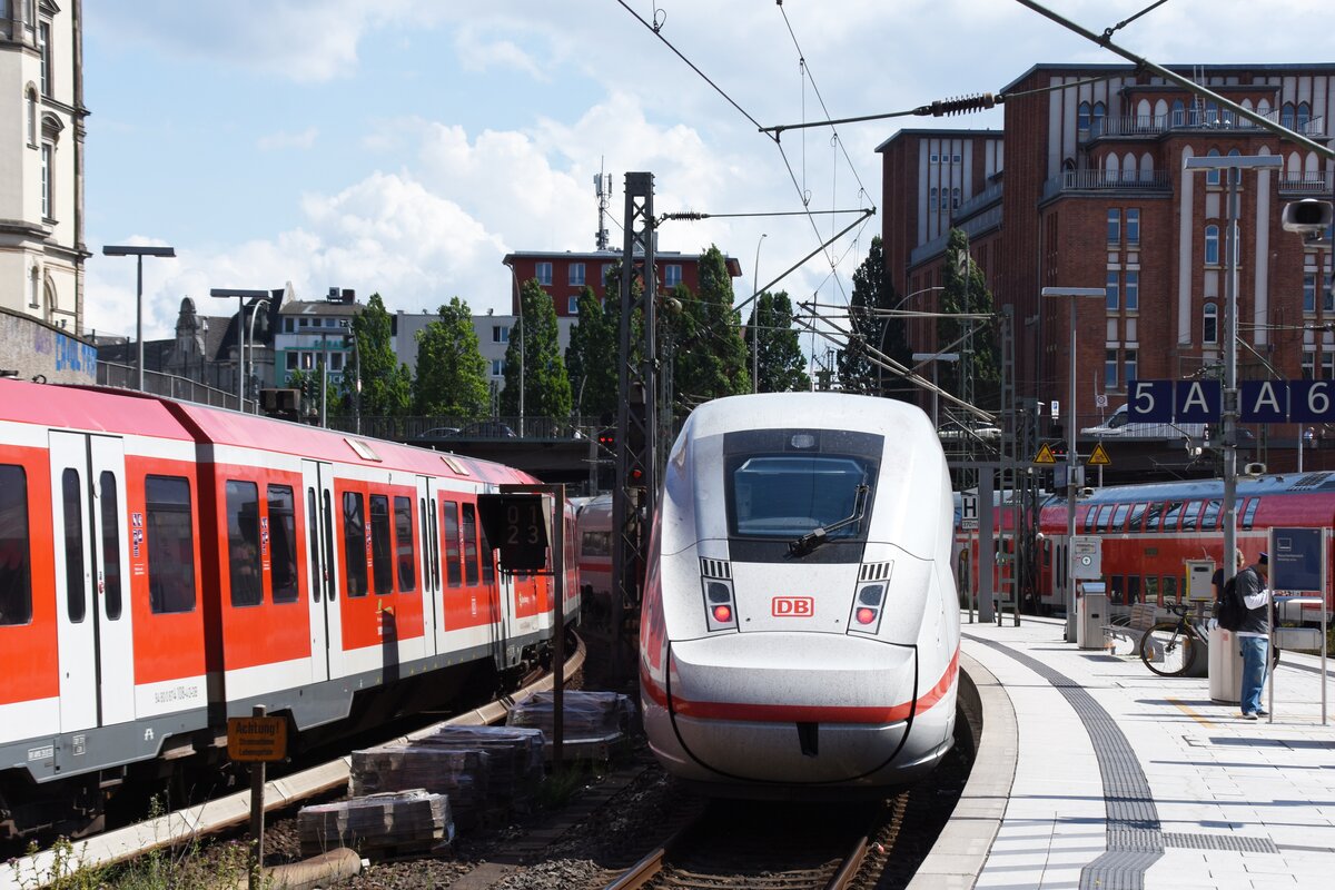 HAMBURG, 10.07.2023, 412 504-0 als ICE 801 über Berlin und Nürnberg nach München Hbf  bei der Ausfahrt aus Hamburg Hbf