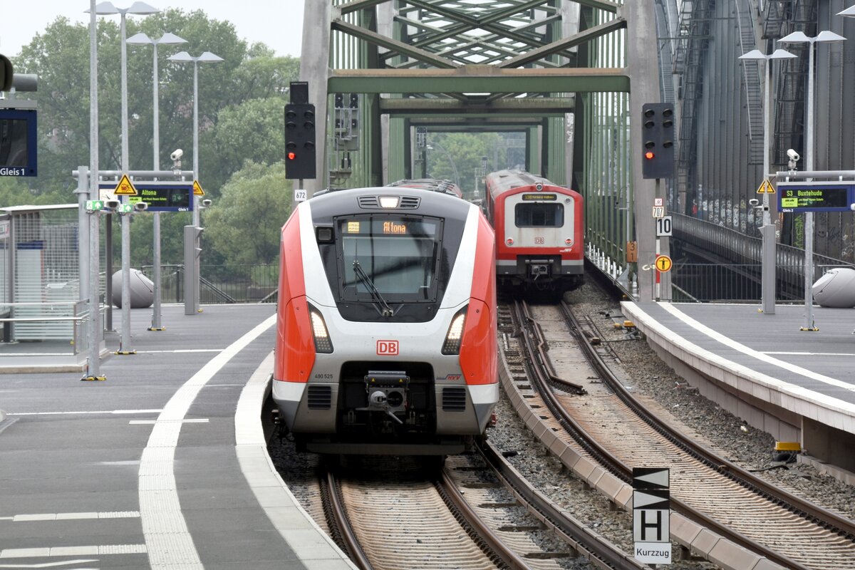 HAMBURG, 11.06.2020, S31 nach Altona bei der Einfahrt in den S-Bahnhof Elbbrücken
