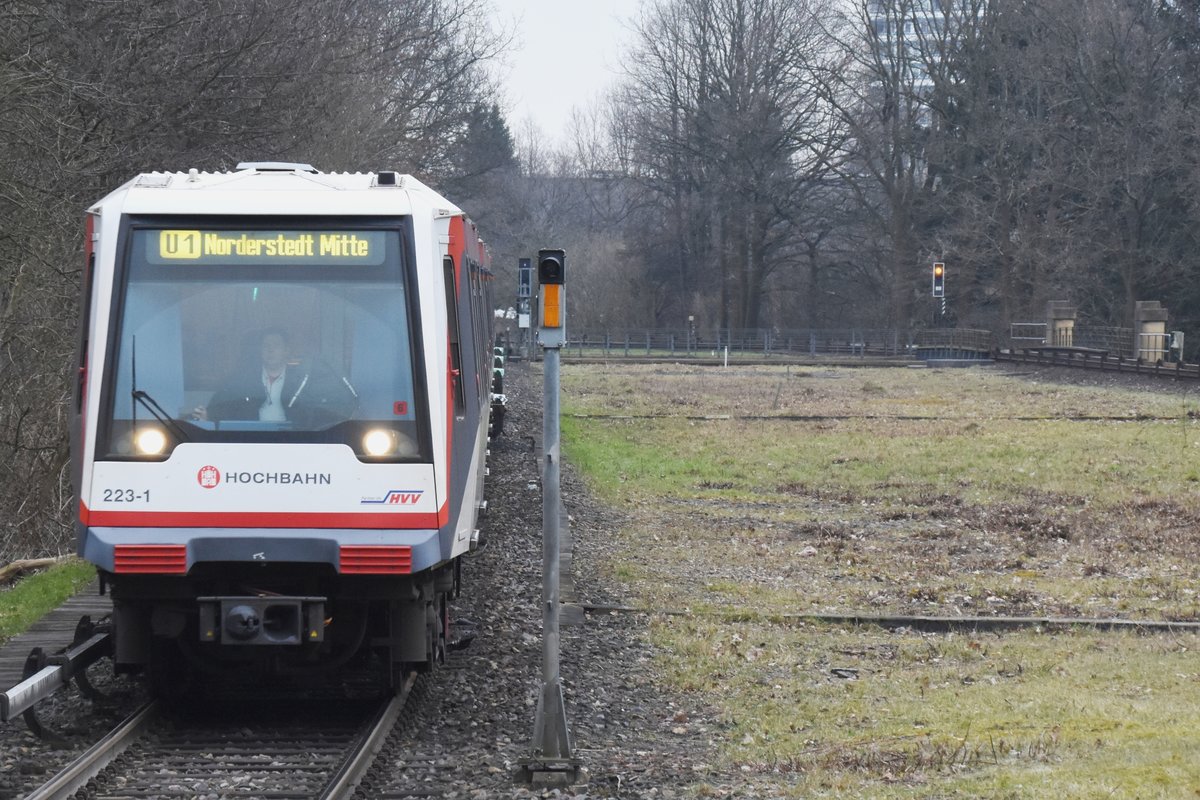 HAMBURG, 15.03.2018, U 1 nach Norderstedt Mitte bei der Einfahrt in den U-Bahnhof Trabrennbahn (Linie U 1)