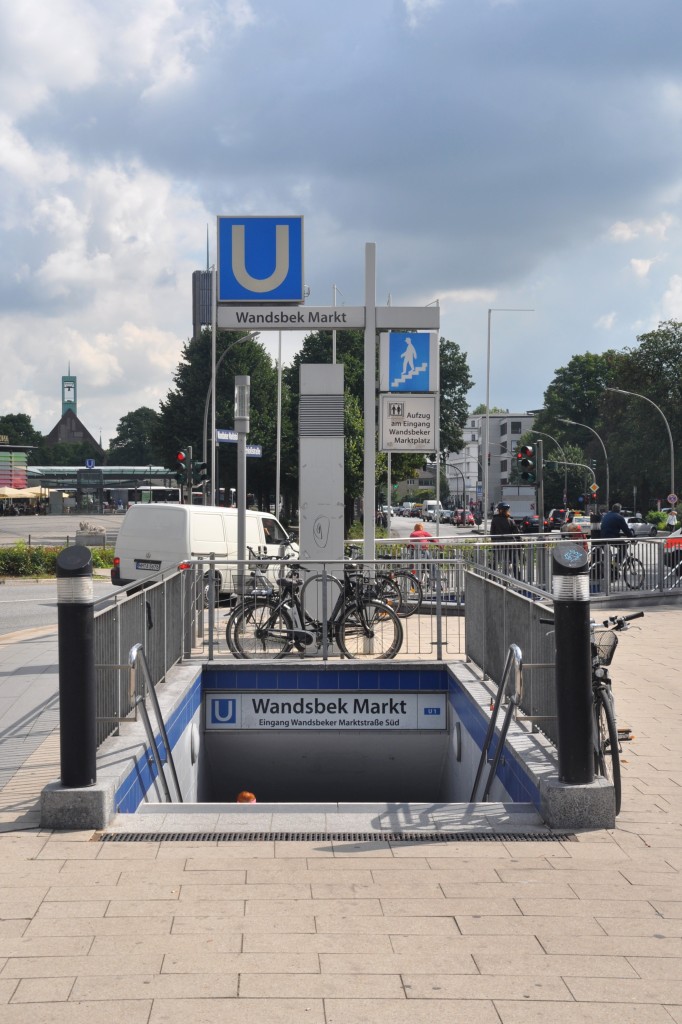 HAMBURG, 15.08.2014, einer von mehreren Zugängen zum U-Bahnhof Wandsbek-Markt (Linie U 1)
