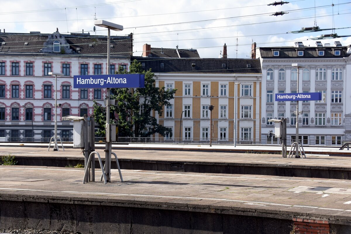 HAMBURG, 20.09.2022, Blick über die Bahnsteige des Bahnhofs Hamburg-Altona und  auf die Wohnhäuser an der Scheel-Plessen-Straße