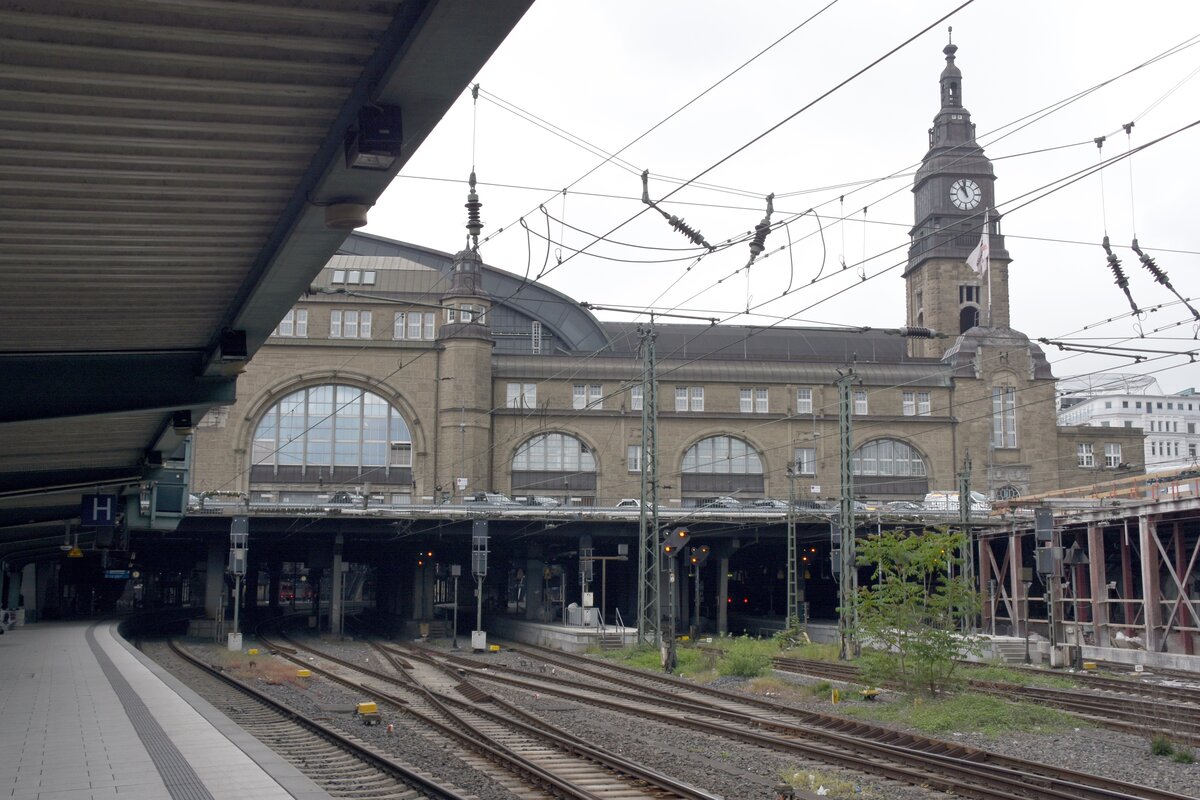 HAMBURG, 24.05.2023, Blick von Gleis 8 aus Richtung Nord auf den Hamburger Hauptbahnhof 