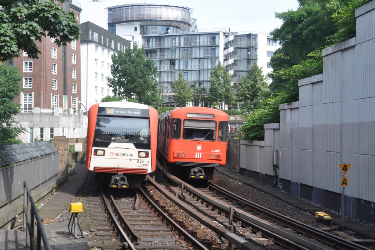 HAMBURG, 27.06.2014, rechts U3  (Typ DT2) nach Schlump, links U3 (Typ DT3) bei der Einfahrt in den U-Bahnhof Landungsbrücken (Linie U 3); obwohl die Züge des Typs DT2 bis 2015 im Einsatz waren, gibt es hierfür keine Kategorie bei Bahnbilder