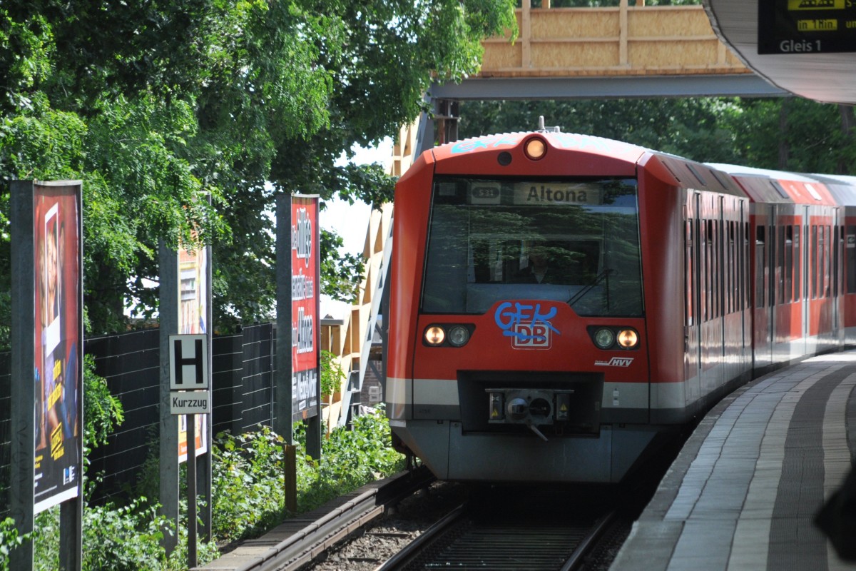 HAMBURG, 27.06.2014, S31 nach Altona bei der Einfahrt in den S-Bahnhof Sternschanze