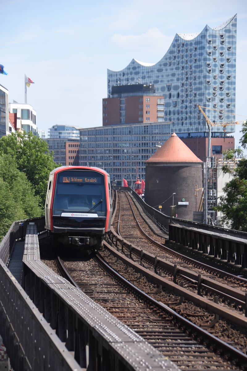 HAMBURG, 29.06.2018, U 3 kurz vor Einfahrt in den U-Bahnhof Landungsbrücken (Linie U 3); im Hintergrund die Elbphilharmonie