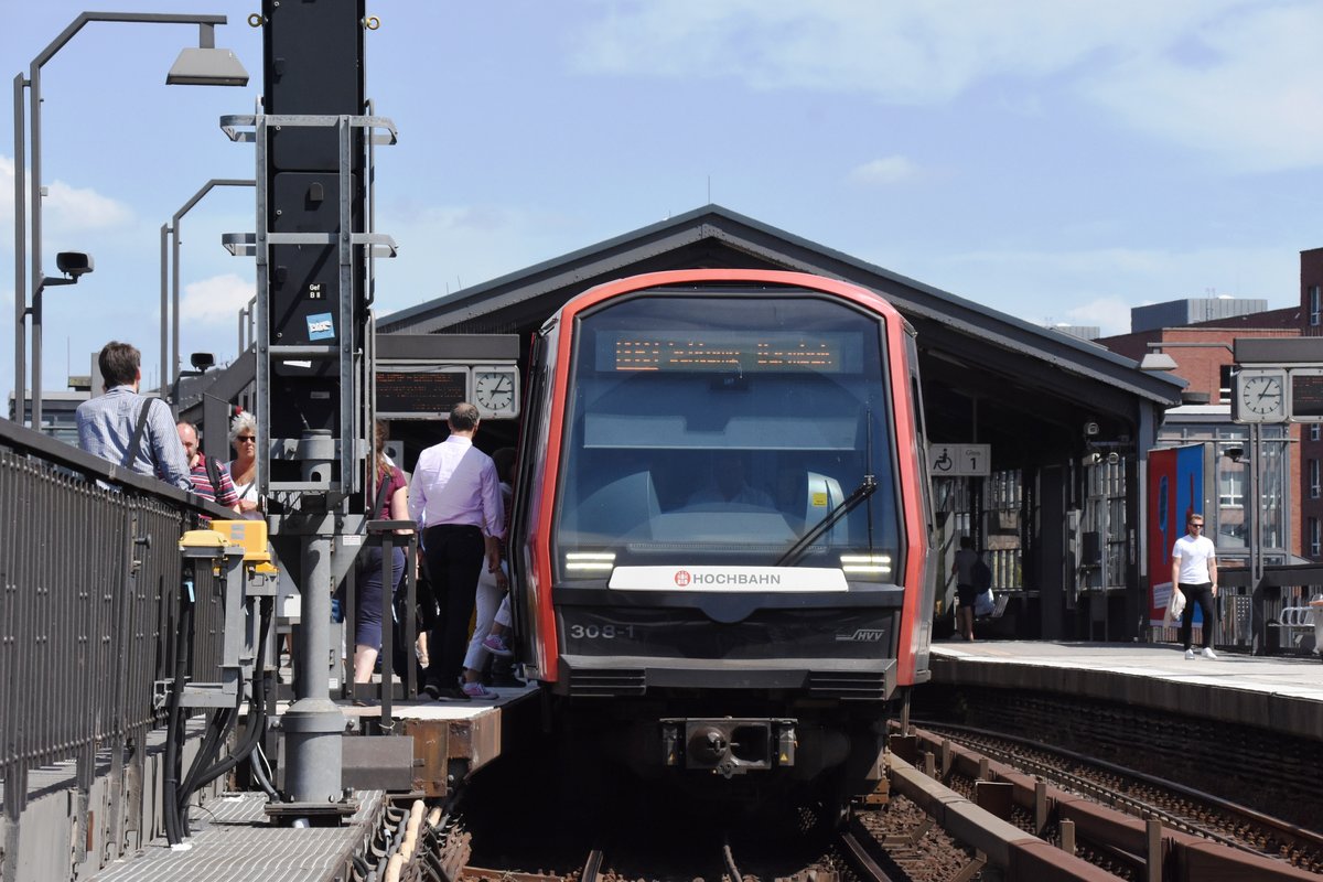 HAMBURG, 29.06.2018, U 3 über Schlump nach Barmbek im U-Bahnhof Baumwall (Linie U 3); fotografiert vom Zugang Vorsetzen