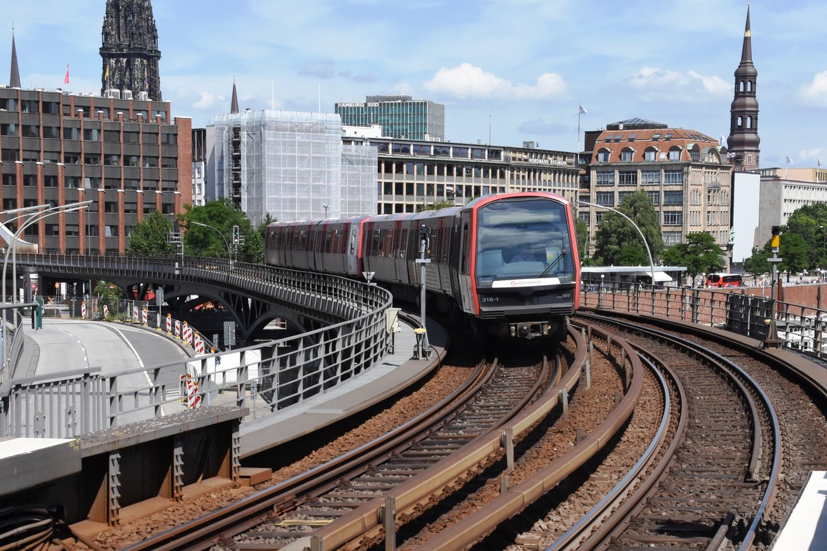HAMBURG, 29.06.2018, U 3 über Schlump nach Barmbek bei der Einfahrt in den U-Bahnhof Baumwall (Linie U 3)
