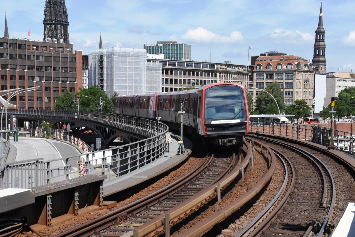 HAMBURG, 29.06.2018, eine U-Bahn der neuesten Generation in Richtung Landungsbrücken bei der Einfahrt in den U-Bahnhof Baumwall