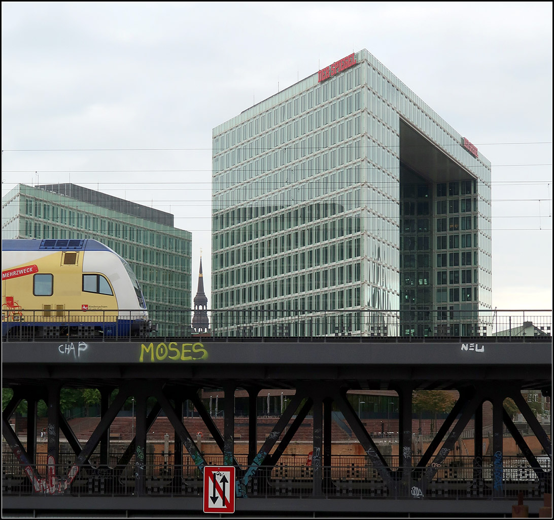 Hamburg, alt und neu -

Kurz vor dem Hauptbahnhof befährt ein moderner Metronom-Dosto die alte ebenfalls doppelstöckigen Oberhafenbrücke. In der Lücke zwischen den neuen Bürogebäuden ist der Turm von St. Katharinen zu erkennen.

15.08.2018 (M)