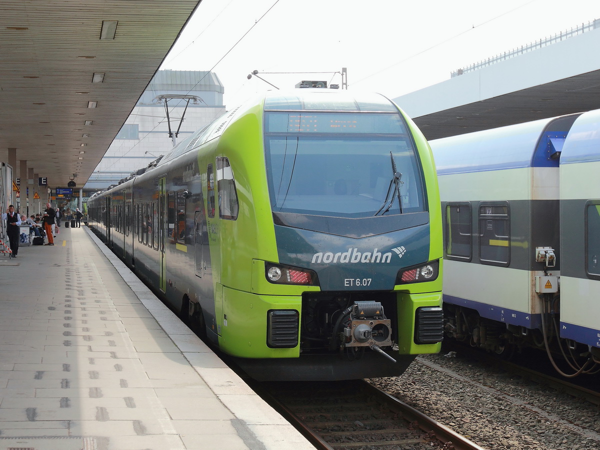 Hamburg-Altona am 20. August 2015 steht auf Gleis 9 ET 6.07 (NVR Nummer 94 80 1430 042-0 D-NBE) der Nordbahn zur Fahrt als NBE83874 nach Itzehoe  / NBE8382nach Wrist  bereit .