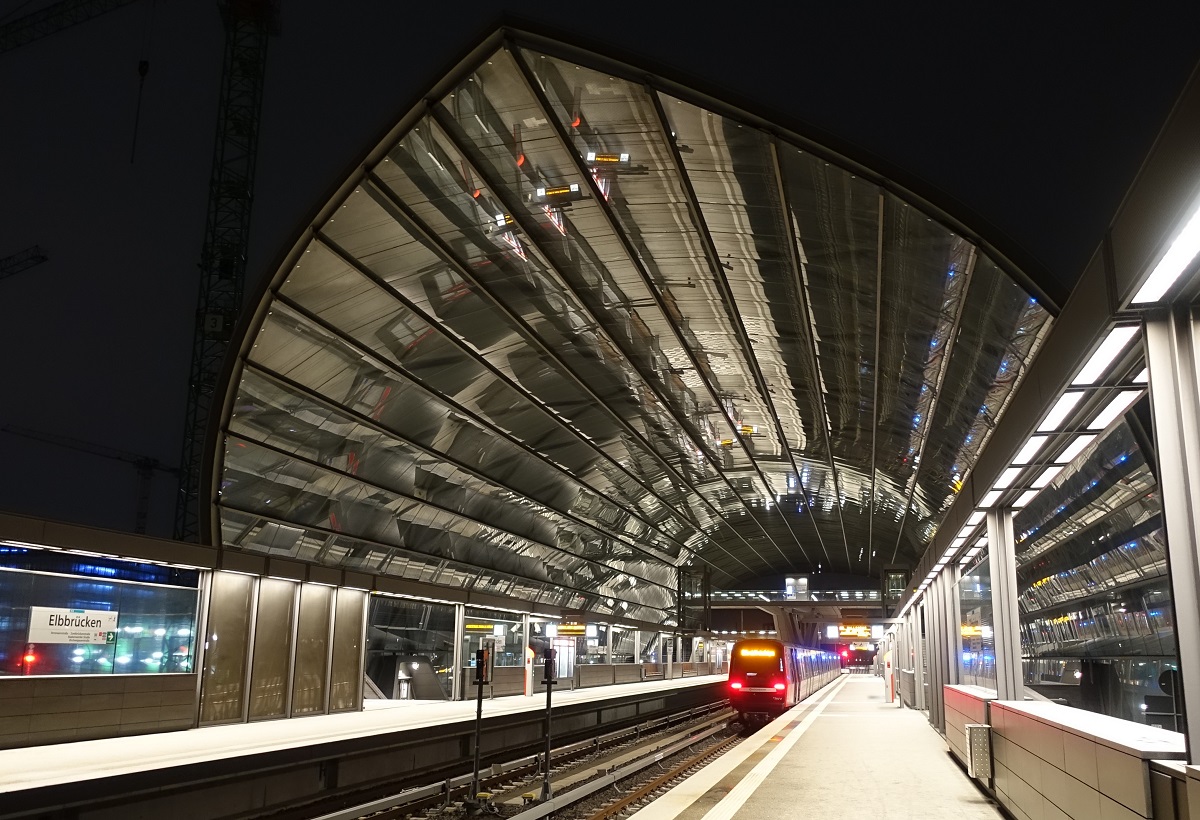 Hamburg am 10.12.2022: Blick in den U-Bahnhof Elbbrücken mit seinem spiegelnden Glashallendach /