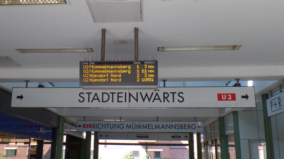 Hamburg am 10.7.2014: Wegweiser und Fahrtzielanzeiger im U-Bahnhof Steinfurther Allee