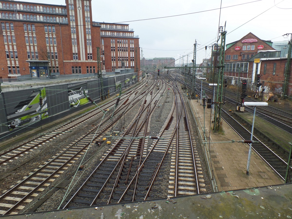 Hamburg am 14.12.2014: Gleisanlagen vor dem HH-Hbf Richtung Süden