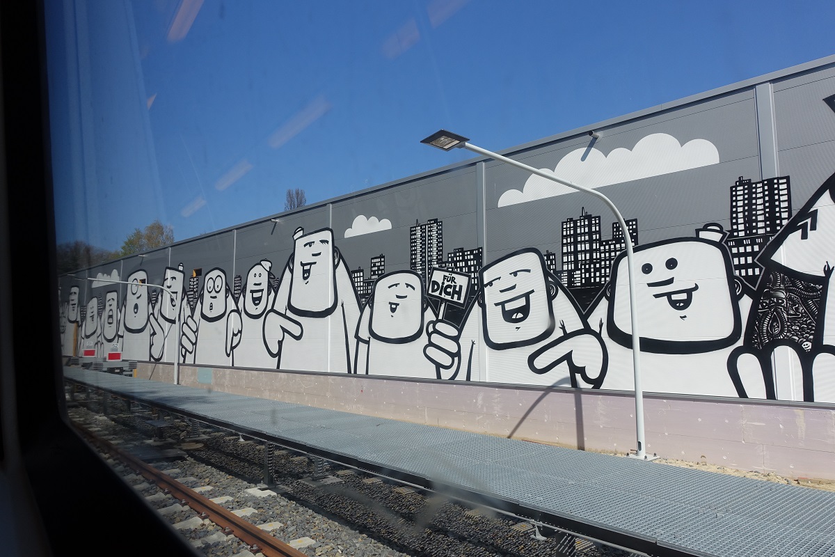 Hamburg am 16.4.2019: der Außenanblick der neuen Wagenwaschhalle der U-Bahn-Werkstatt Billstedt an der U2 Haltestelle Legienstr. 