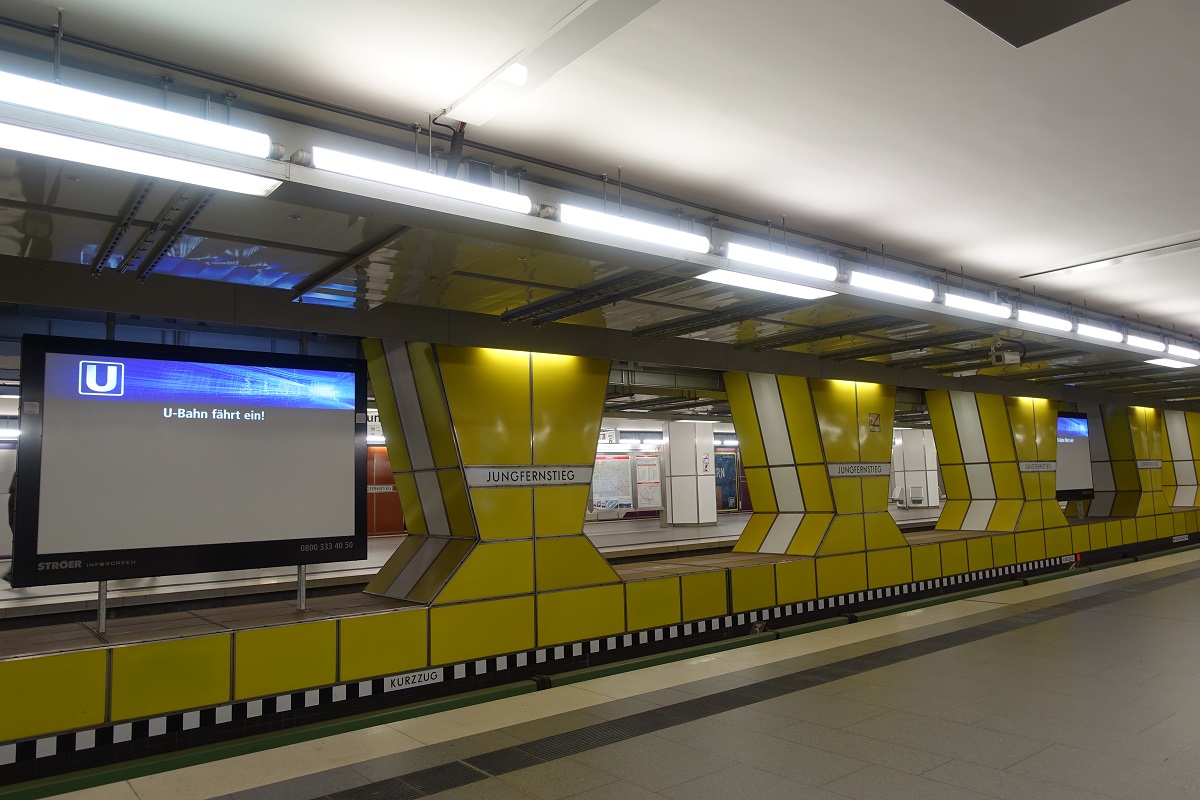 Hamburg am 17.1.2019: U-Bahn Haltestelle Jungfernstieg der Linien U2 und U4