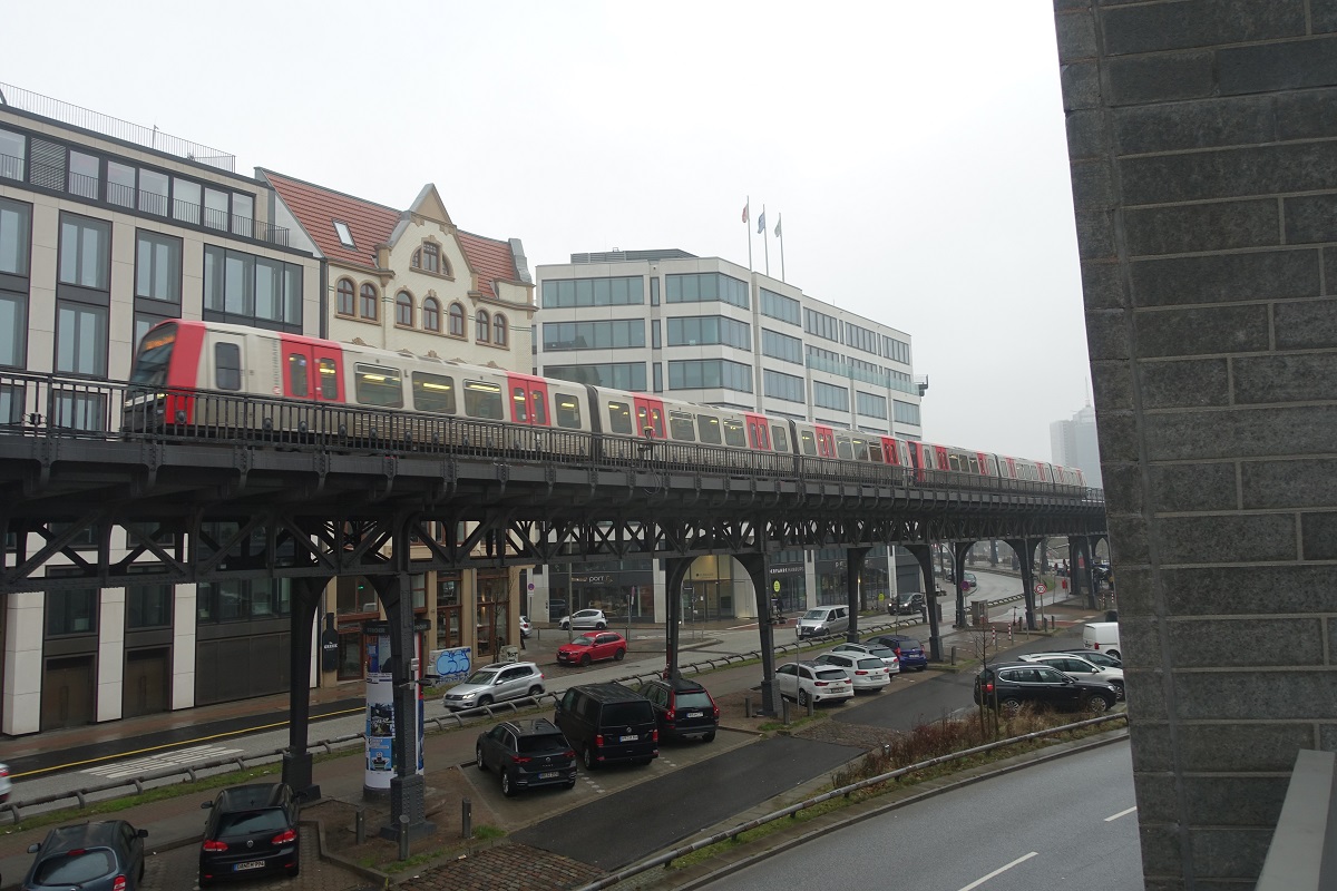 Hamburg am 17.12.2021: U-Bahn DT 5 auf dem Viadukt zwischen den Stationen Baumwall und Landungsbrücken, nach Baumwall fahrend /