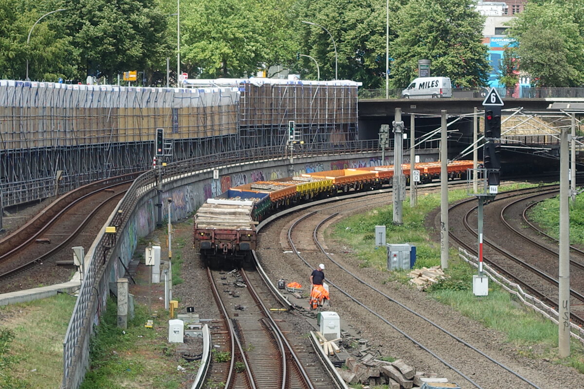 Hamburg am 18.7.2023 S-Bahn-Strecke nach Poppenbüttel: Bauzug auf dem gesperrten Streckenabschnitt zwischen Berliner Tor und Landwehr /
