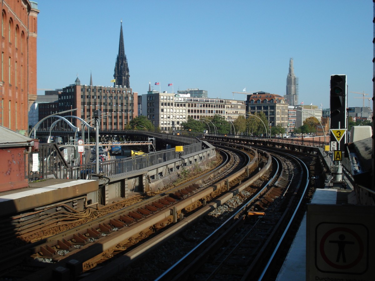Hamburg am 20.10.2009: Linie U 3, Ausfahrt Baumwall Richtung Rödingsmarkt