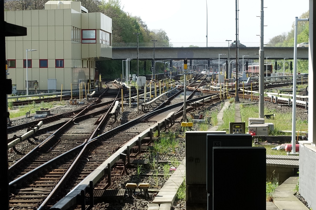 Hamburg am 23.4.2019: Blick vom Bahnsteigende der U-Bahn-Haltestelle Billstedt auf das Gleisvorfeld /