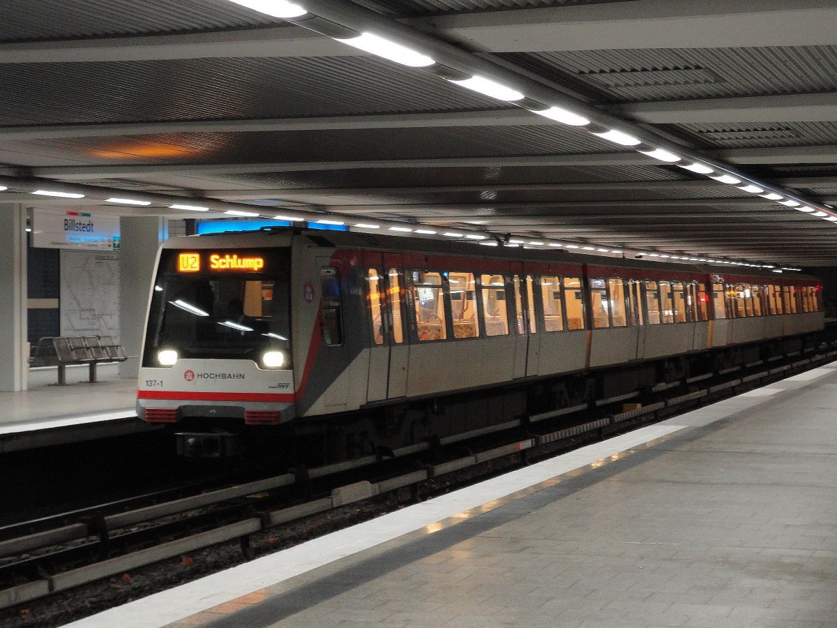 Hamburg am 24.1.2014: DT4 137 auf der U2 nach Schlump im U-Bahnhof Billstedt um 22:55 Uhr