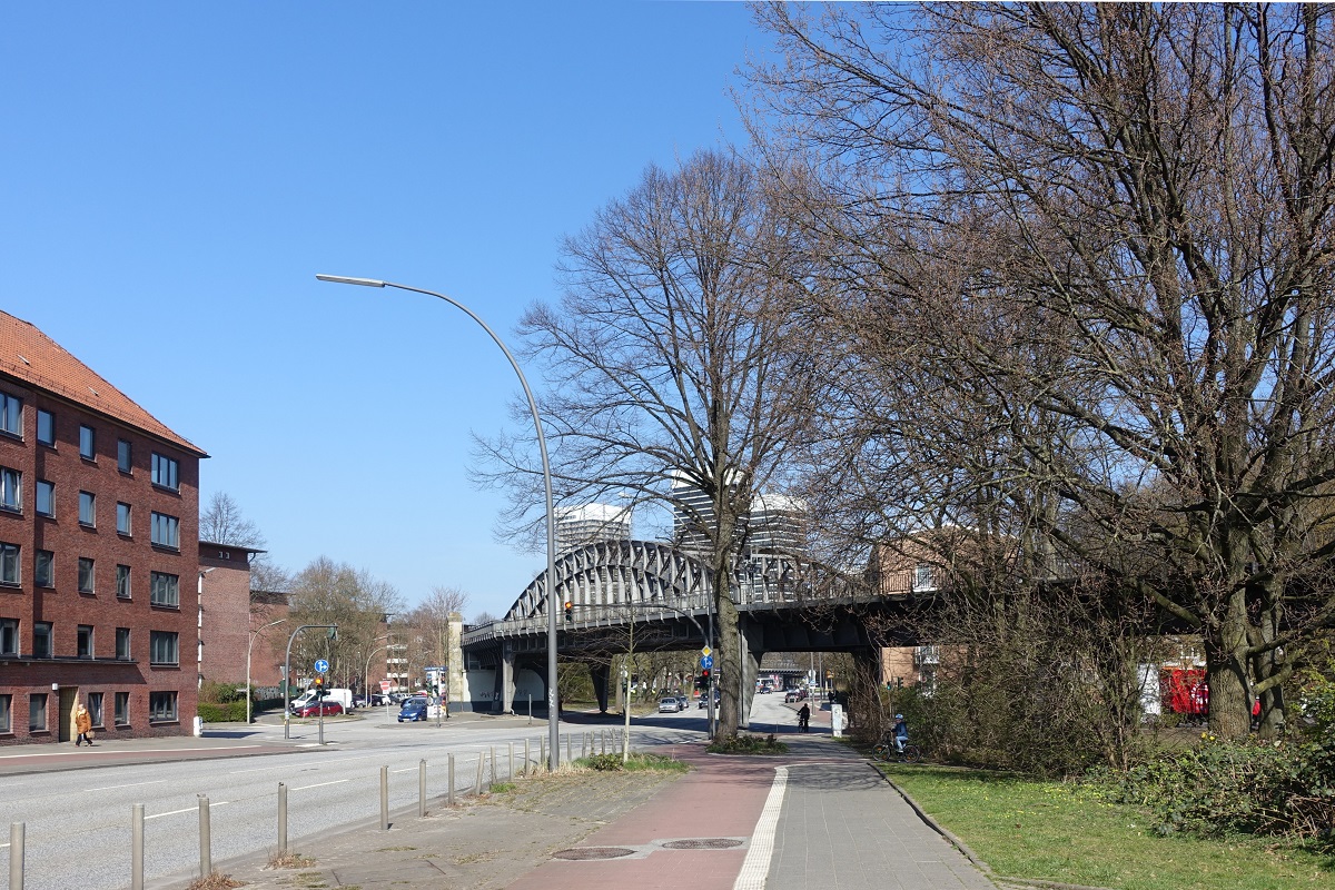 Hamburg am 27.3.2022: U-Bahnbrücke über die Schürbeker Straße auf der Ringlinie zwischen den Stationen Mundsburg und Uhlandstraße,