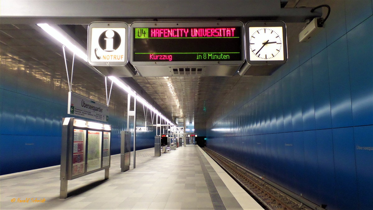 Hamburg am 28.1.2015: U-Bahnstation Überseequartier der Linie U4, mit Fahrtrichtungsanzeiger
