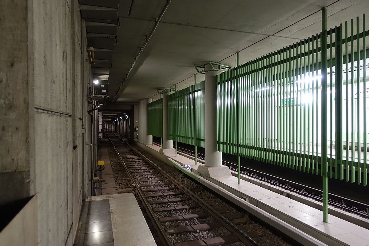 Hamburg am 28.9.2021: U-Bahnstation Steinfurther Allee, Blick in den Tunnel Richtung Mümmelmannsberg  /