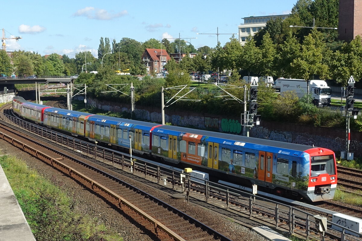 Hamburg Berliner Tor am 28.9.2021: S-Bahn, BR 474, Linie S1 nach Poppenbüttel/Flughafen, Ganzwerbung für Ritter Sport-Schokolade  /