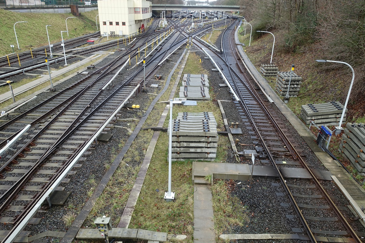 Hamburg-Billstedt am 1.2.2023: Blick vom Busbahnhof auf die U-Bahn-Gleisausfahrt West