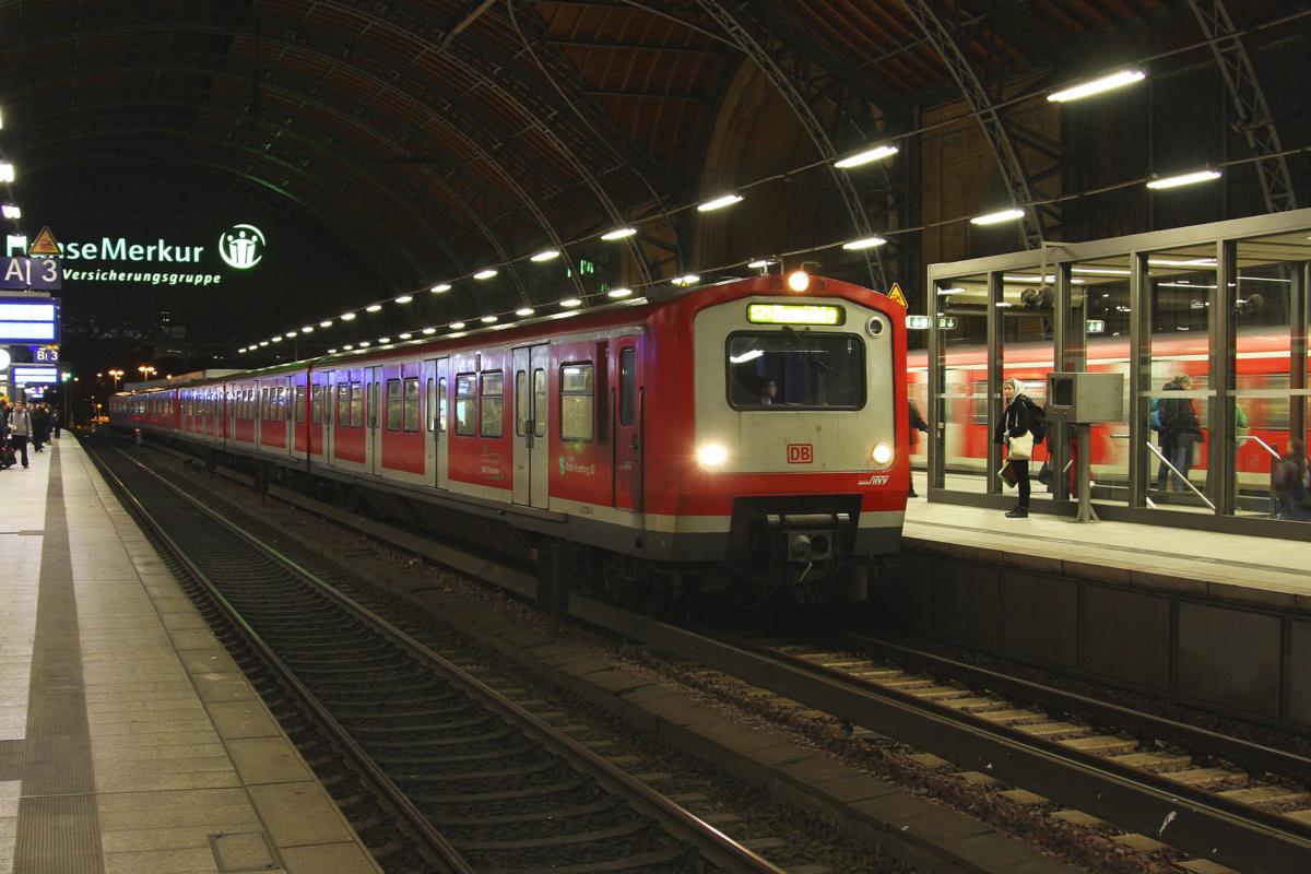 Hamburg Dammtor bei Nacht! Am 10.2.2014 um 18.19 Uhr hielt S Bahn 472009 
auf dem Weg in Richtung Hamburg Hauptbahnhof.