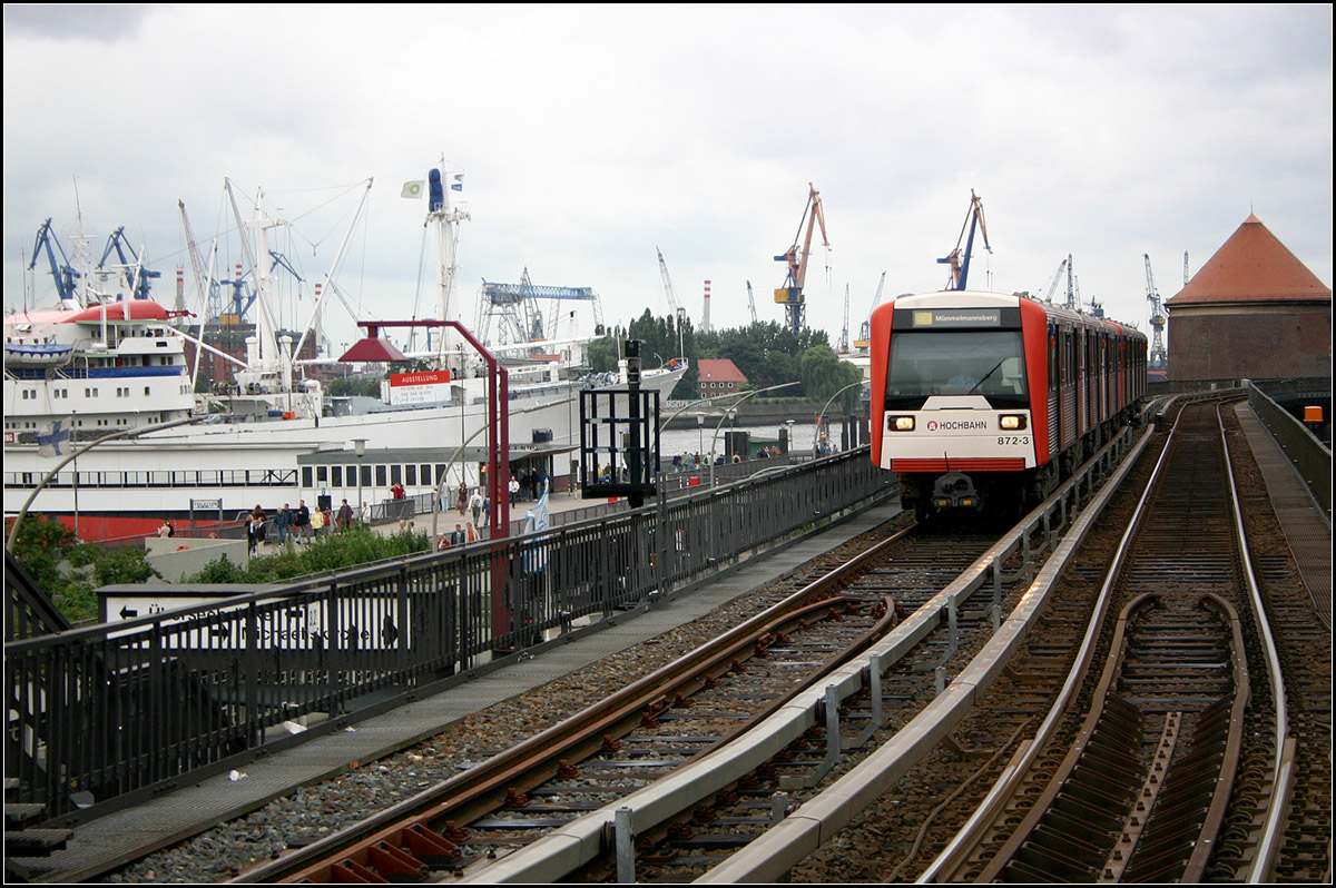 Hamburg - 

Hafen - Hochbahn, 

Blick über die Strecke und zum Hafen von der Station Baumwall aus.

11.08.2005 (M)