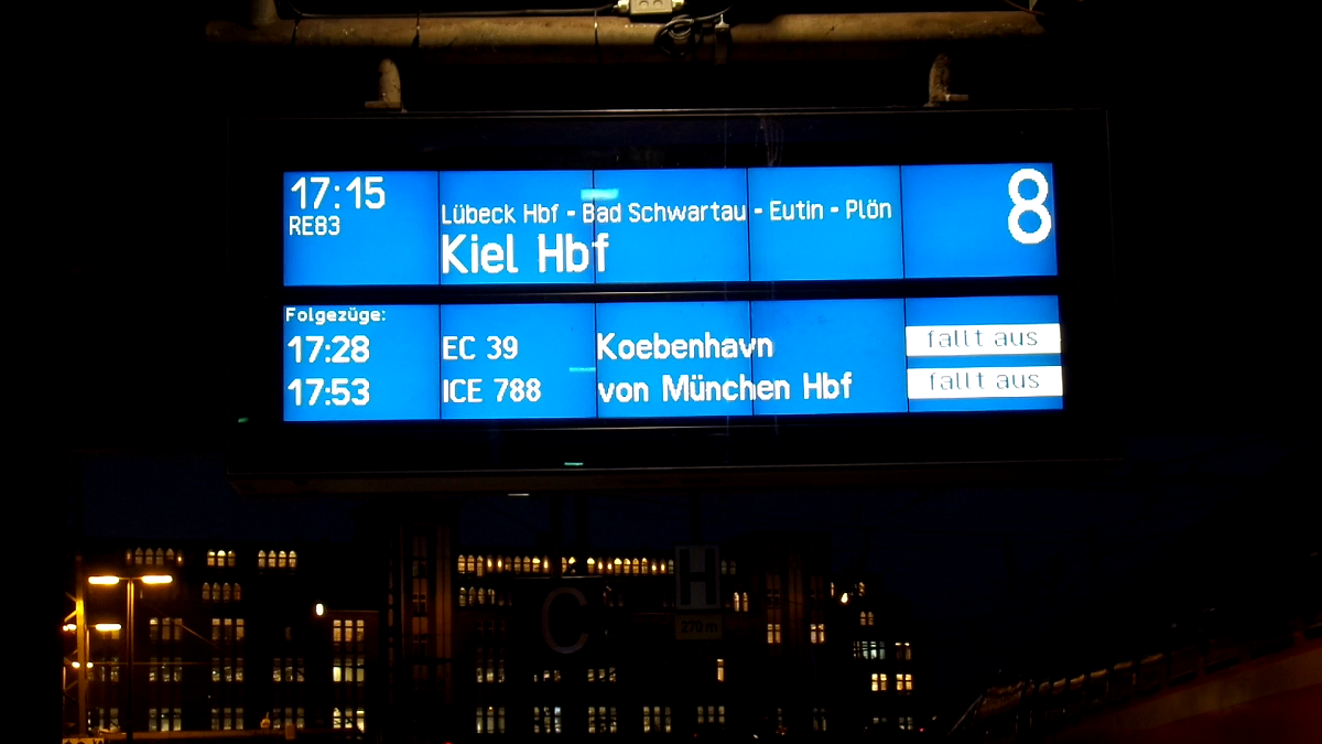 Hamburg Hauptbahnhof am 15.1.2019: Zugzielanzeiger auf Gleis 8, RE 83 nach Kiel und Anzeige der Zugausfälle /