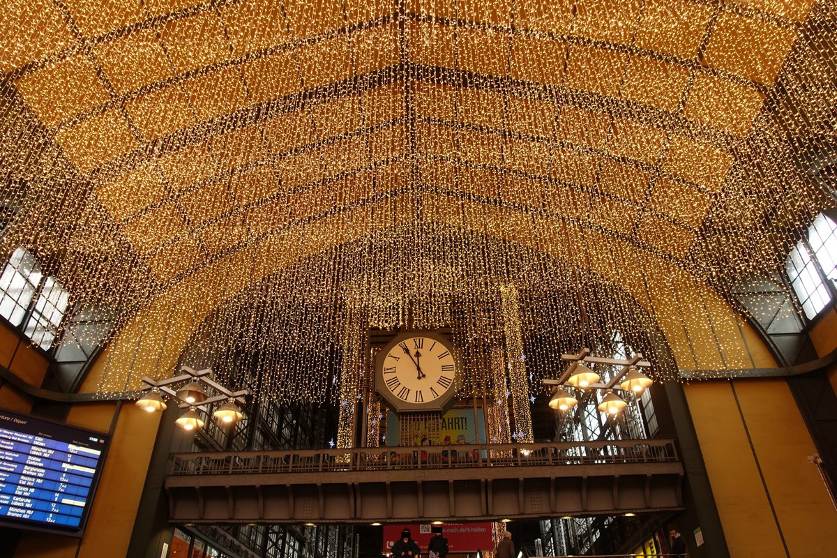 Hamburg Hauptbahnhof am 23.12.2019: in der weihnachtlich geschmückten Wandelhalle