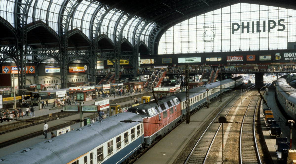Hamburg Hauptbahnhof: Die Bahnhofshalle am 22. Juni 1981.