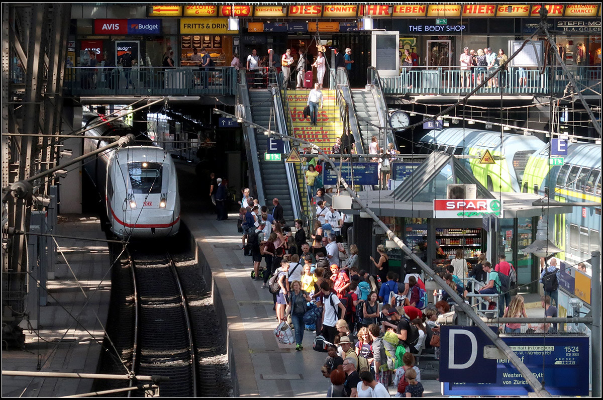 Hamburg Hauptbahnhof Gleis 12 -

Einfahrt eines ICE4-Zuges nach München.

16.08.2018 (M)