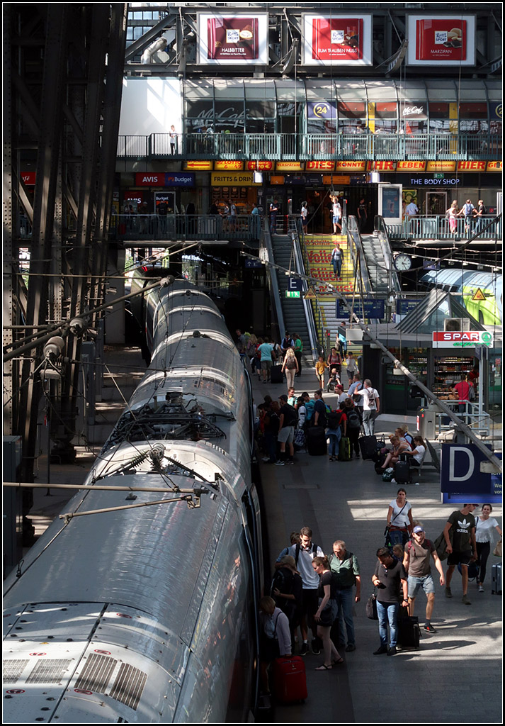 Hamburg Hauptbahnhof Gleis 12 -

Halt eines ICE4-Zuges nach München. 
Vor den Türen bilden sich jetzt Menschentrauben. Aussteiger gibt es hier keine, startete der Zug doch in Hamburg-Altona.

16.08.2018 (M)