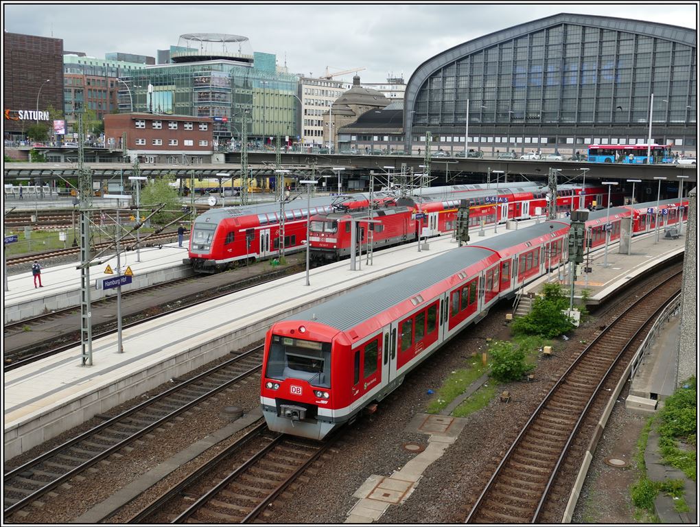Hamburg Hbf mit RE1 nach Rostock, RB nach Bad Oldesloe und S1 nach Flughafen/Poppenbüttel. (25.05.2019)