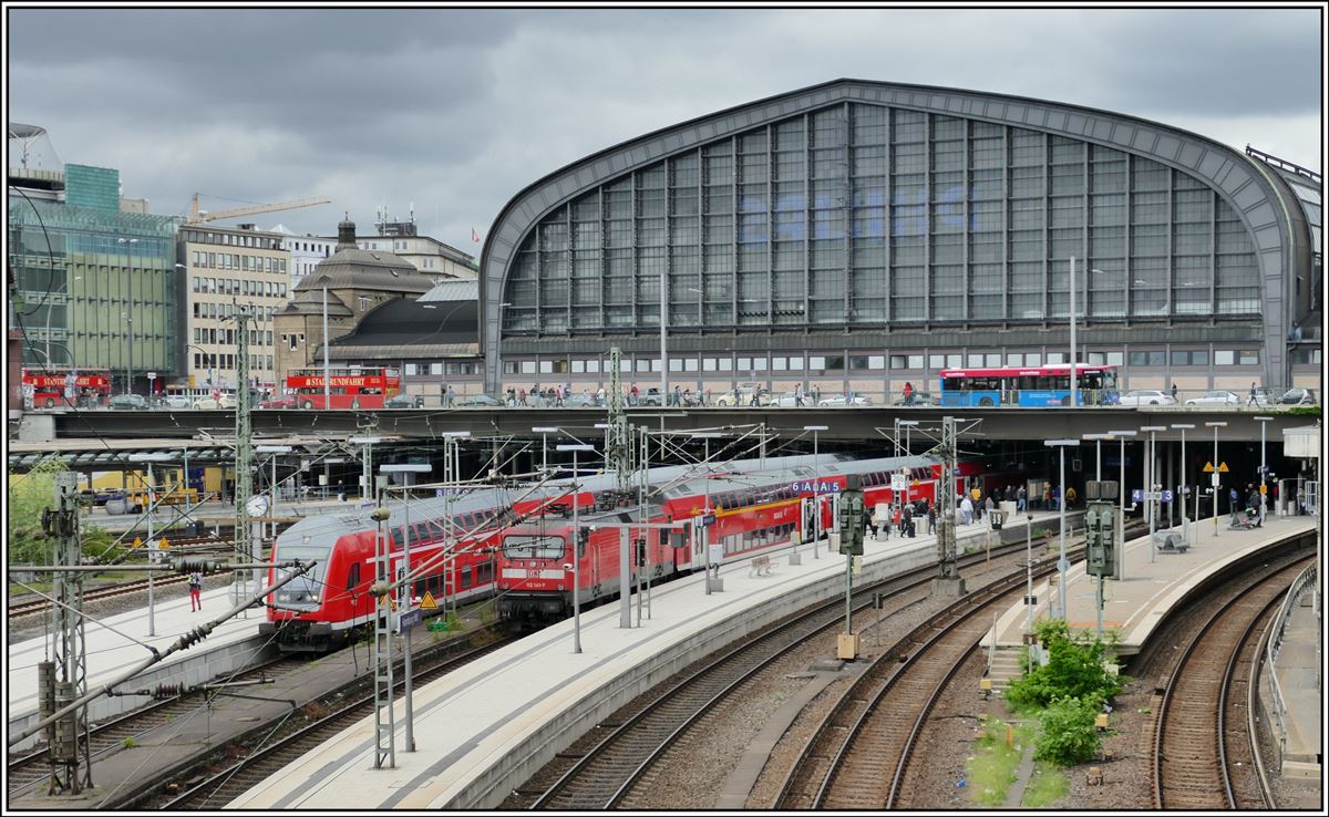 Hamburg Hbf mit RE1 nach Rostock und 112 141-7 mit RB nach Bas Oldesloe. (25.05.2019)