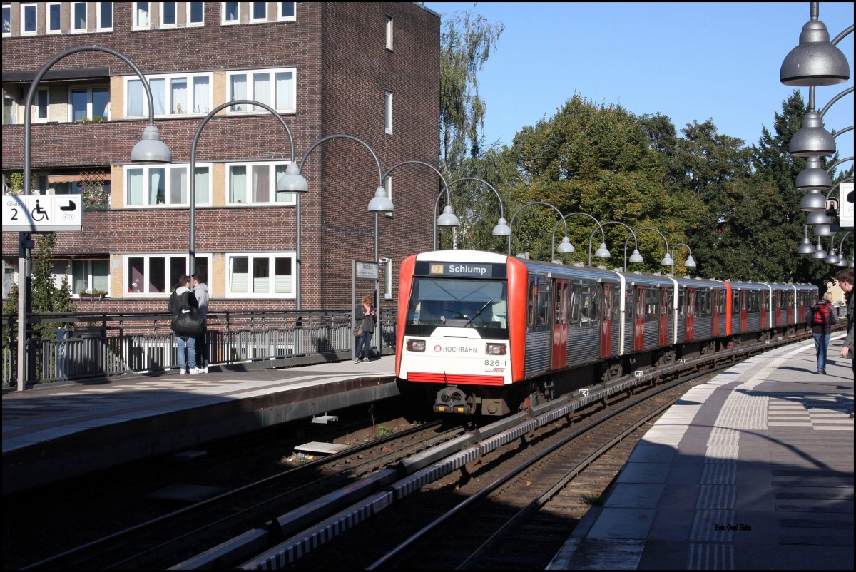 Hamburg - Mundsburg am 11.10.2015: Einfahrt der U 3 nach Schlump. Es führt Wagen 826-1.