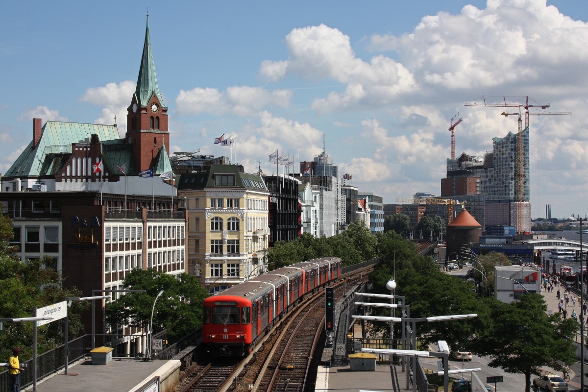 Hamburger Hochbahn bei der Einfahrt an den Landungsbrcken in Hamburg.