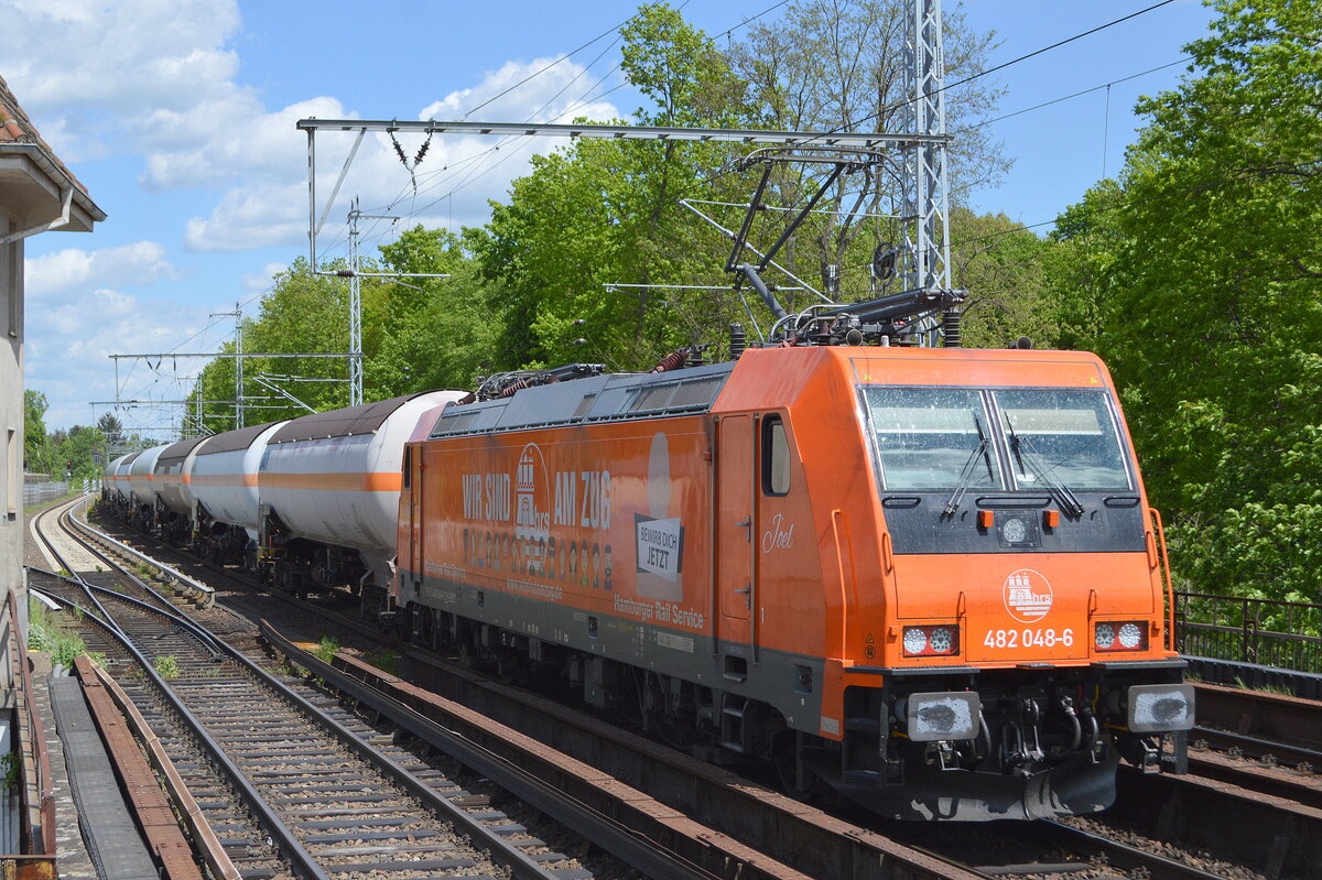 Hamburger Rail Service GmbH & Co. KG, Ahrensburg [D] mit  482 048-6  [Name: Joel] [NVR-Nummer: 91 85 4482 048-6 CH-SBBC] und einem Ganzzug Druckgaskesselwagen am 21.05.21 Berlin Buch.