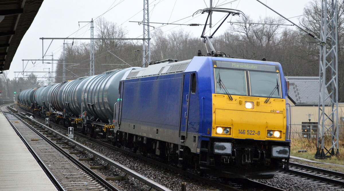 Hamburger Rail Service GmbH & Co. KG mit der neu angemieteten  146 522-8  [NVR-Nummer: 91 80 6146 522-8 D-AKIEM] und Kesselwagenzug am 16.02.22 Berlin Buch.