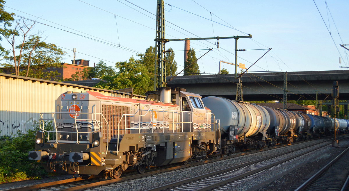 Hamburger Rail Service mit ihrer vossloh DE 18 Lok  Elif  (NVR:  92 80 4185 026-6 D-HRS ) und einigen Kesselwagen am 25.06.20 Bf. Hamburg-Harburg. 