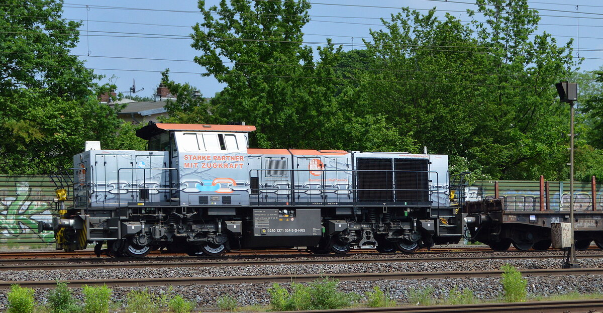 Hamburger Rail Service mit ihrer MaK G 1000 BB  Name:  Jarves  [NVR-Nummer: 92 80 1271 024-2 D-HRS]  und einigen Drehgestell-Flachwagen bei der Vorbeifahrt Bf. Hamburg-Harburg am 07.06.21
